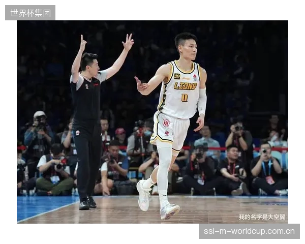 卫冕冠军广厦队在半决赛G4上演超级逆转，关键的第三节攻击波击溃深圳队防线。